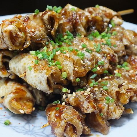 大人気★甘ダレ揚げ鶏皮の串焼き1本209円(税込)～！
