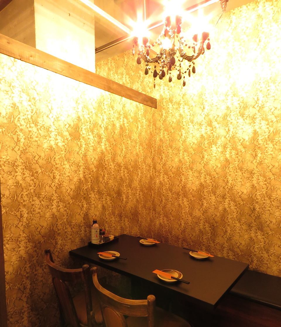 有许多私人桌房，您可以在那里与少数人一起放松，并配有舒适的间接照明。