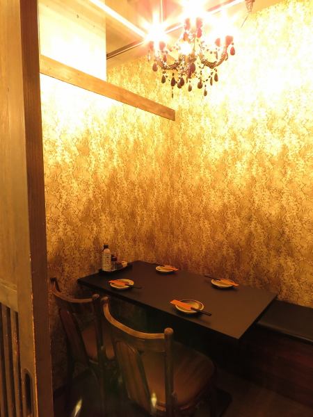 【居酒屋デートにも♪】テーブル個室も充実。シャンデリアの照明が良い雰囲気を醸し出します。