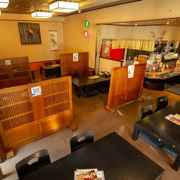 ついつい長居してしまう居心地のいい和空間の当店では、ゆったりとくつろげるお席をご用意しております。気の合う仲間とのお食事や、お仕事帰りの飲み会にもぜひご利用ください。