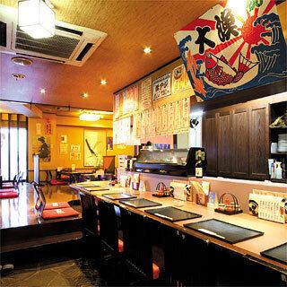 お一人様でも気軽にご利用いただけるカウンター席は、仕事終わりにサクッと一杯飲みたい時や、ご友人と肩を並べて語らうひとときにもピッタリです。こだわりの料理とお酒をご堪能ください。