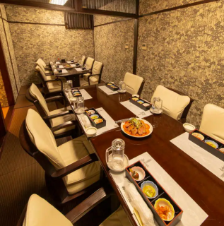 6～12名様までご利用いただけるお部屋は、会社のお仲間やご友人とのお集りはもちろん、ご家族でのお食事にも最適です！