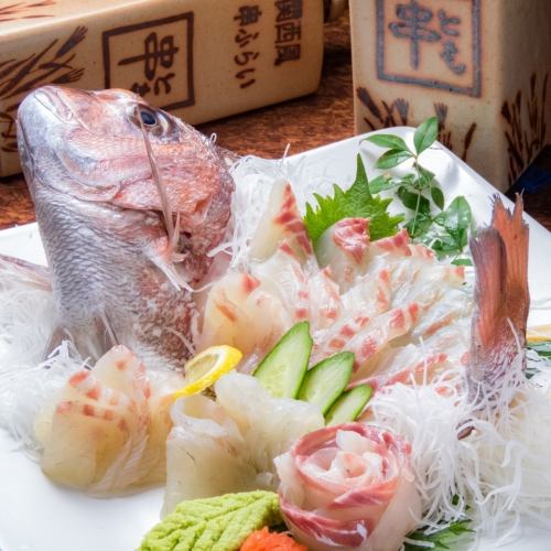 Not just skewers! We also have an exquisite selection of seasonal sashimi and a la carte dishes.