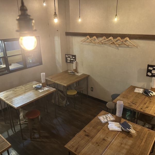 床やテーブルに木材を基調とした店内は、ペンダントライトが点在する落ち着いた大人な内装。天井も高く広々として過ごしやすい空間です。最大24名様まで対応可能、24時まで営業しております。女子会やデート、貸切パーティー等にも◎