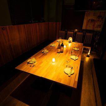 【1～6人用◎中桌包廂】 完全獨立的包廂，氛圍沉穩，為您提供一個可以暫時忘卻喧囂、放鬆身心的高品質空間。 ◎ 適合週年紀念、生日等特殊場合以及招待或小型聚會。 ♪ 與您所愛的人一起享用烤肉和燒烤菜餚，度過一段特別的時光。