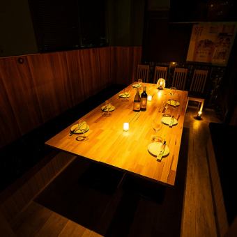 【附小桌子的私人房間，可容納1-4人】最適合約會、商務午餐、商務會議等想要保持私密性的場合的私人空間。在輕鬆的氛圍中，您可以享用廚師特製的烤肉和燒烤菜餚。帶有門的完全私人房間，可讓您不必擔心周圍的人，享受悠閒的談話和用餐，是成年人的熱門隱居之所。