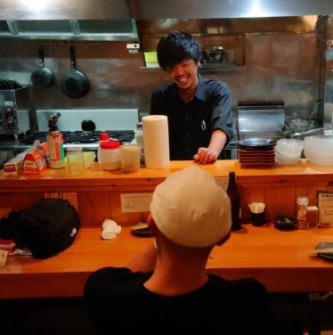 店長とのおしゃべりもはずむカウンター♪ゆったり飲みたい時も誰かと飲みたい時も・・・おひとり様ももちろん大歓迎です！