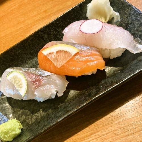 お通しのお寿司が好評！