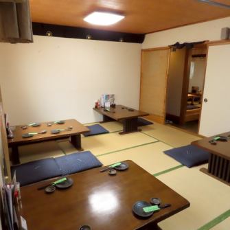 グループ利用に最適なテーブル席ございます♪人気席ですのでご予約はお早めに！カウンターもございますので、サク飲みから宴会までお任せください！！奥には宴会にピッタリの座敷もございます。貸切は、最大20名様までご利用いただけます！まずはお気軽にお問い合わせください♪