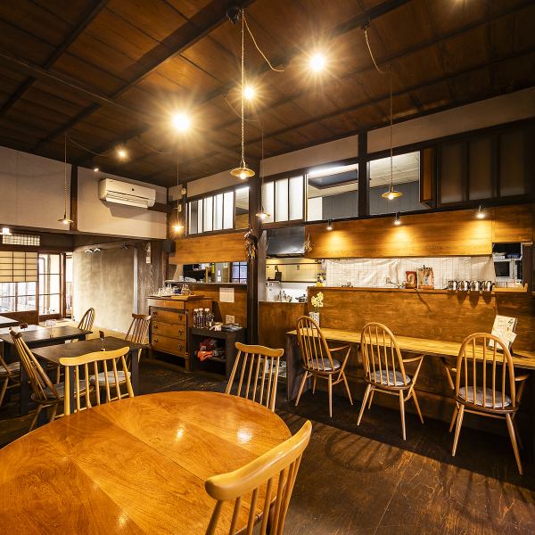 【新鮮野菜の楽園】無農薬と有機肥料を使って育てた野菜が揃うお店は、スタッフの明るい声と共に色とりどりの野菜たちが出迎えます。ランチやカフェを満喫した後は、併設された八百屋で新鮮な野菜を手に入れることができるので、食卓を彩る食材選びが楽しめます。健康志向の方にぴったりな、安心の食材が揃っています。