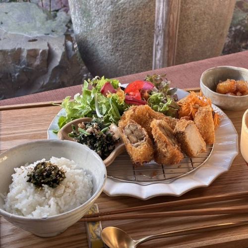 ごぼうの肉巻きと頭芋のフライ(ご飯・スープ付き)★プラス400円でドリンクセットも◎