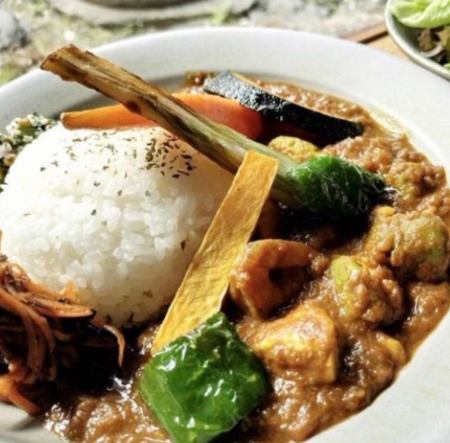 えびとアボカドのスパイシーカレー★プラス400円でドリンクセットも◎