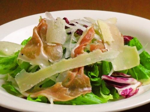 Balsamic salad with prosciutto and parmigiano