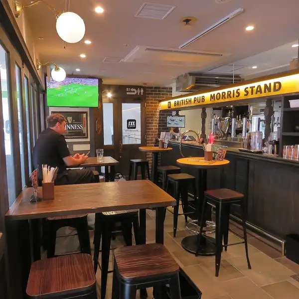 店内に大型モニターを設置しており、美味しいクラフトビールやカクテルを手に、仲間と一緒に熱気あふれる時間をお楽しみいただけます。カジュアルなパーティーや宴会にもぴったりのエネルギッシュな空間です。