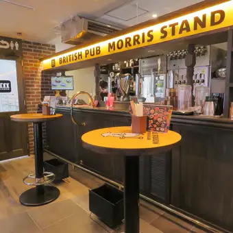 活気あふれる店内のスタンディングスペース。気軽なサク飲みや2軒目利用に最適です。