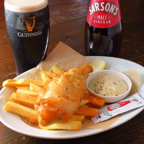 【ビール仕込みの自家製衣がサクサク！英国パブ伝統の本格「フィッシュ＆チップス」】