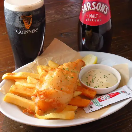 【ビール仕込みの自家製衣がサクサク！英国パブ伝統の本格「フィッシュ＆チップス」】