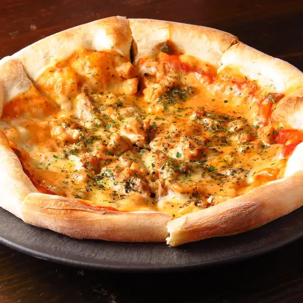【ご注文ごとに生地を伸ばしてオーブンで一気に焼き上げる熱々手作り「ピザ」】