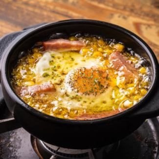 반숙 계란과 비 에이산 옥수수의 아히 조