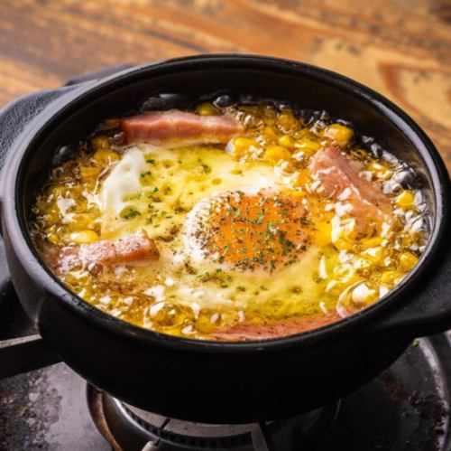 반숙 계란과 비 에이산 옥수수의 아히 조