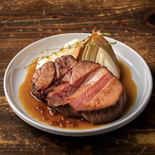 とろける食感!厚切り牛タンのロースト