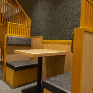 【テーブル席 4×2】ご家族や友人たちとの楽しい時間を過ごせる空間が広がっています★大衆的な温かさも感じられる店内で、安心しておしゃべりに花を咲かせられます♪