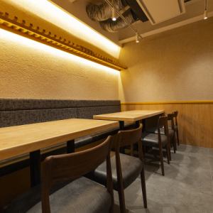 【テーブル席 6×1】6名までのテーブル席は、同僚や友人との集まりに最適で、楽しい会話が弾むこと間違いなし。特別な日にも、普段使いにも使える万能なスポット◎