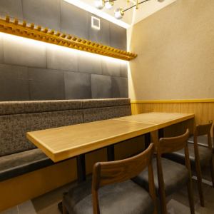 【個室 6×1】気軽に過ごせる雰囲気が魅力的。プライバシーを大切にしたい方にも最適な個室もございます。友人やご家族と思う存分語り合うのにもぴったりな空間。