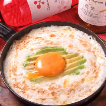 ふわとろアボカド月見チーズ焼き