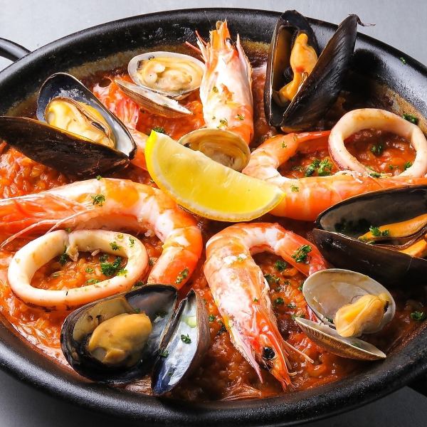 スペインといえばパエリア、イチオシは「具材たっぷり魚介のパエリア」常時5種類をご用意！
