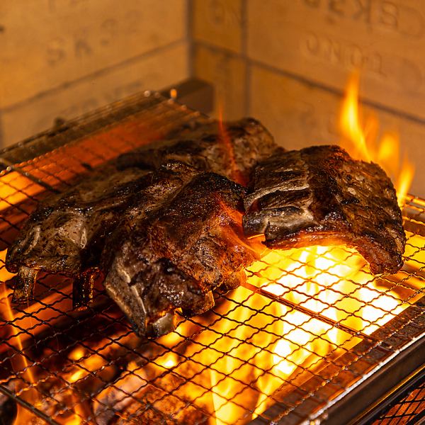 大人気『薪焼きバックリブ』。Graciaでは、薪で焼き上げるお料理をご堪能いただけます♪