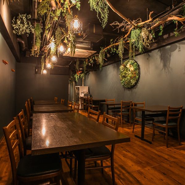 設計靈感來自一家隱密的地下肉店，以店主最喜歡的顏色——綠色作為主色調。這裡是約會、朋友聚會或下班後短暫休息的完美場所。它也適合舉辦中型宴會和私人預訂，是舉辦特殊場合的理想選擇。在平靜的氛圍中享受輕鬆的時光。