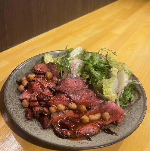 黒毛和牛のローストビーフのサラダ仕立て