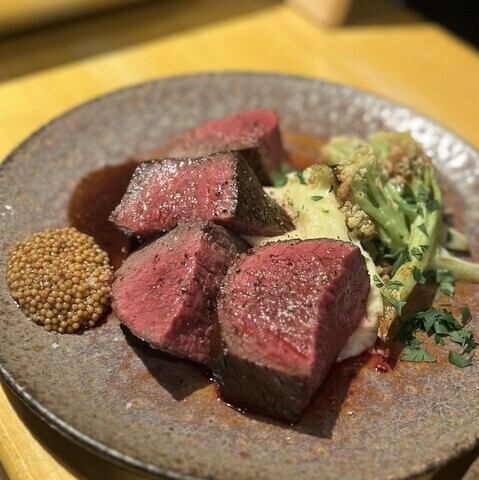 風格別緻、以綠色為主題的隱密小酒館。一定要嚐嚐我們的招牌肉類菜餚!