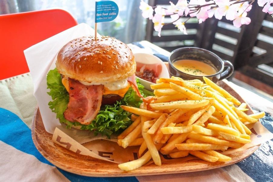 A hamburger lunch set is also recommended ♪ * The photo is bacon topping!