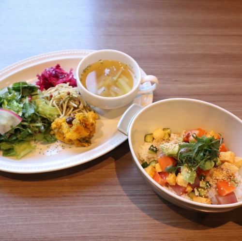 Salad plate and salmon poke rice