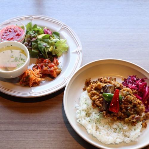 Salad plate with domestic mixed beans and Egao Daikichi pork keema curry