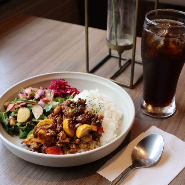 笑顔大吉ポークと国産お豆４種のキーマカレー（１ドリンク付）