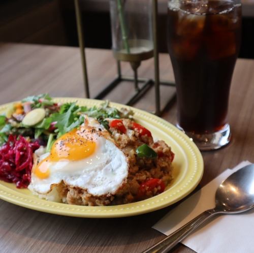 半熟目玉焼きガパオライス(ミニサラダ付)