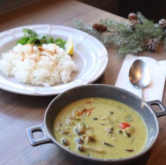 リベール特製タイカレー（サラダ付）