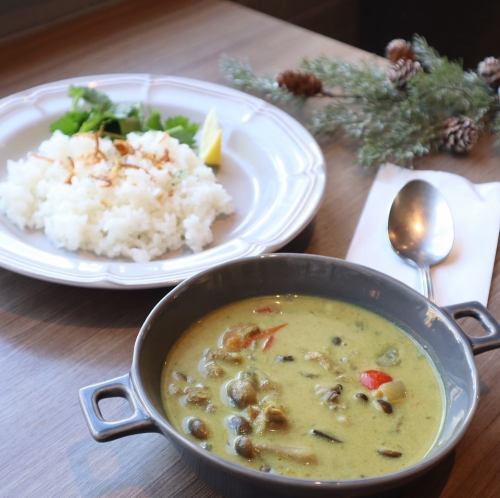 リベール特製タイカレー（サラダ付）