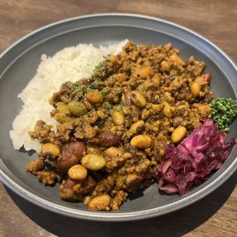 チバザポークとお豆たっぷりキーマカレー（サラダ付）