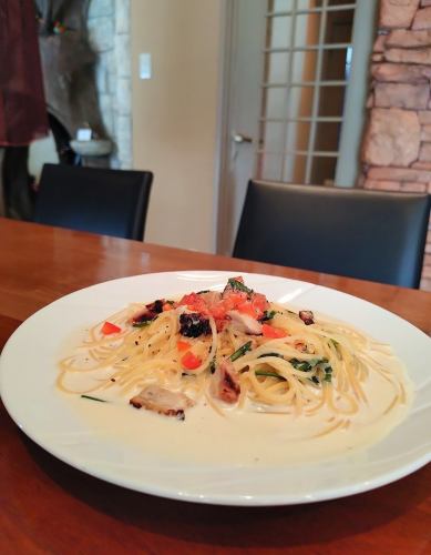 2月のパスタ ~鶏西京焼きと菊菜のクリームパスタ~ ¥1900(税込)