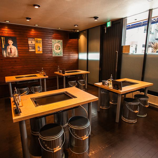 【様々なシーンに対応】4名用テーブルを4席、2名用テーブルを2席、そして2名用のカウンター席を3席ご用意しています。多様なシート配置により、お子様連れやファミリー、デートなど様々なシーンに対応可能です。落ち着いた雰囲気の中でこだわり食材を使用したもんじゃ、海鮮焼きなど自慢のメニューをお楽しみください♪