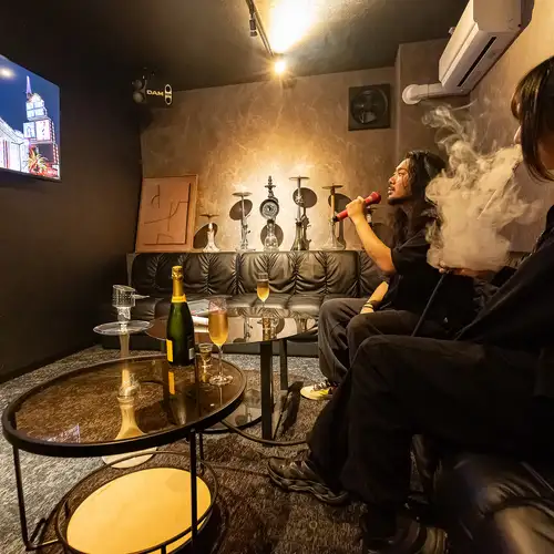 沙发座椅和贵宾私人包间，旨在为您带来极致放松体验。