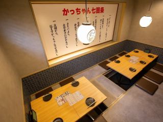 会話が弾むにぎやかな店内。話好きの店員ばかりなので、あちこちで笑い絶えない店内。店員とお客様、そして隣り合わせたお客様同士など店内一体になった雰囲気が、常連さんが気に入っていただいているポイント。