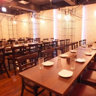 It can be reserved for up to 50 people !! The spacious and stylish space is perfect for a party or wedding after-party ♪ Please feel free to contact us for seat layout.We are fully equipped with microphones, projectors, 80-inch screens, etc., so please feel free to contact us if you have any requests.