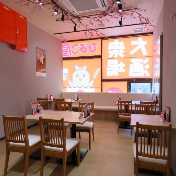 広々とした店内には、2名掛けのテーブル席を20卓ご用意しております。お仕事帰りの飲み会や、ご友人とのお集り、お子様連れのご来店など多彩なシーンで気軽にご利用いただけます◎