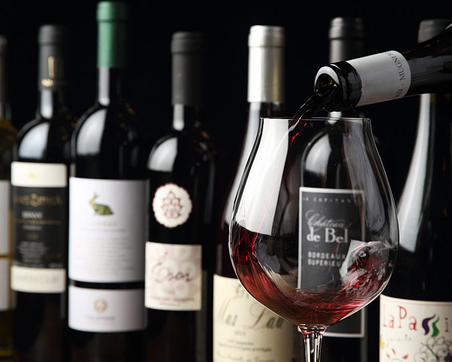 ソムリエ厳選のワインは圧巻の130種類！グラスでも17種類と豊富