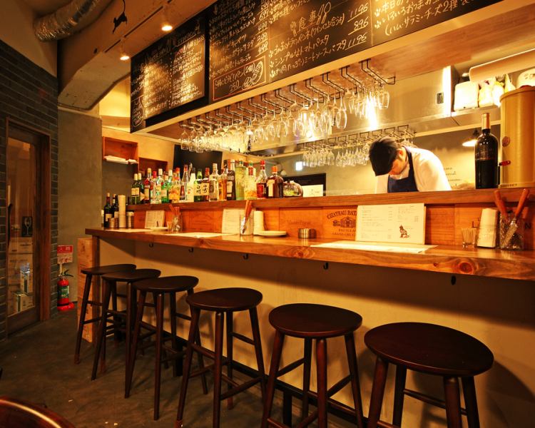 キッチンを囲むカウンター席では、シェフやソムリエとのお喋りに花を咲かせながらおひとりでも楽しく過ごしいただけます。さくっと一杯な気分のときにもお気軽にお越しください♪